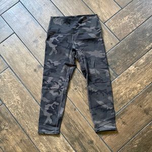 Zyia Forest Camo Luxe hi-rise capri (20”)